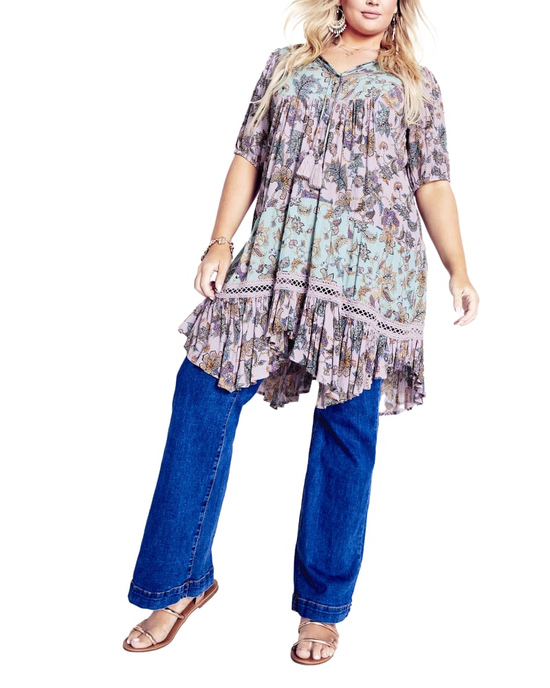 Front of a model wearing a size 14 TUNIC SUNDARA in Blues Combo by Aveology. | dia_product_style_image_id:288041